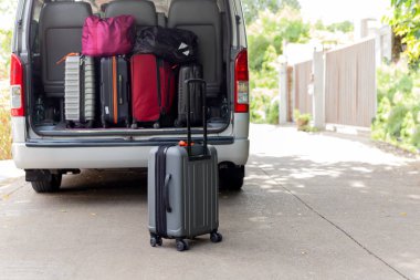 Mini otobüs seyahat konseptinde el bagajı çantası.