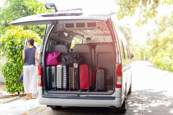 Van com bagagem em um arenoso com mulher em desfoque conceito de viagem de fundo . — Fotografia de Stock