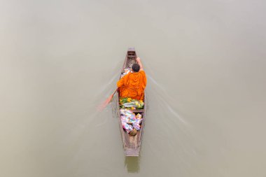 Dize tekne de Monk kanal boyunca insanlardan gıda teklifleri alan.