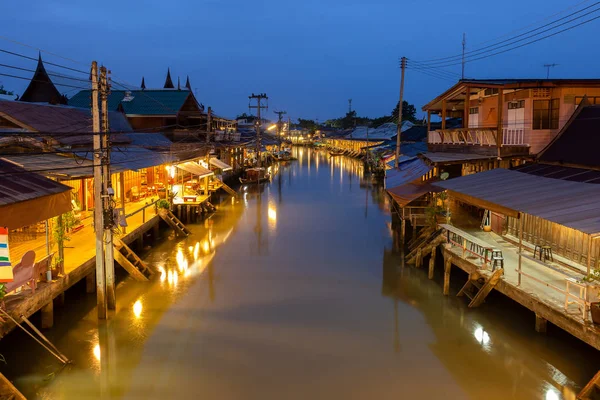 Sonnenaufgang auf dem schwimmenden Markt amphawa und thailändische Kultur für Touristenziel. — Stockfoto