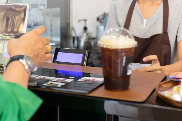 Kobieta Barista służąc mrożonej kawy do klienta w Counter bar w kawiarni. — Zdjęcie stockowe