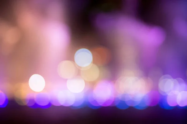 Fontana spettacolo con multicolore bokeh colore luce illuminazione astratta . — Foto Stock