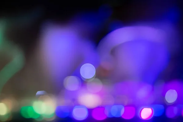 Espectáculo de fuente con iluminación de color bokeh multicolor abstracta . —  Fotos de Stock