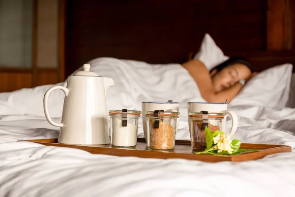 Koffie en thee pot op de lade op het bed ochtend wakker. — Stockfoto