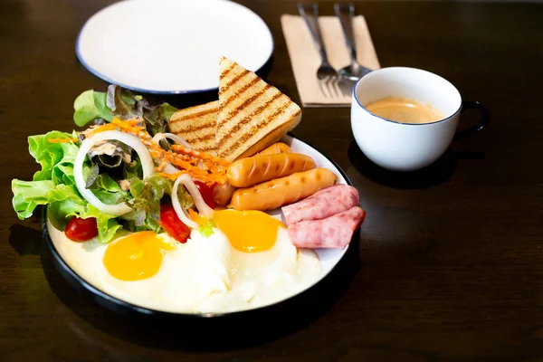 Frukostset med grönsaker, skinka, bacon, stekt ägg, korv och kopp kaffe. — Stockfoto