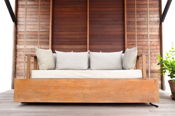 Εξωτερική βεράντα μεγάλη κούνια ξύλινη καρέκλα με μαξιλάρι στη βεράντα με ξύλινο δάπεδο. — Φωτογραφία Αρχείου