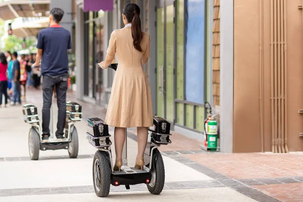 Alışveriş merkezinde modern gyro scooter hover board sürme Çift.