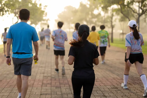 Grupo de personas hacen ejercicio en el parque por la mañana . — Foto de Stock