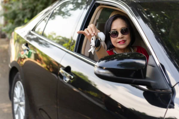 행복한 수석 여자 운전 과 보여주는 그녀의 새로운 자동차 키. — 스톡 사진