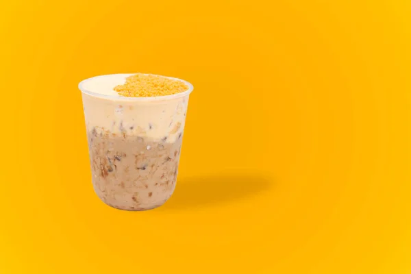 Es teh susu dengan telur asin diisolasi dengan latar belakang kuning . — Stok Foto