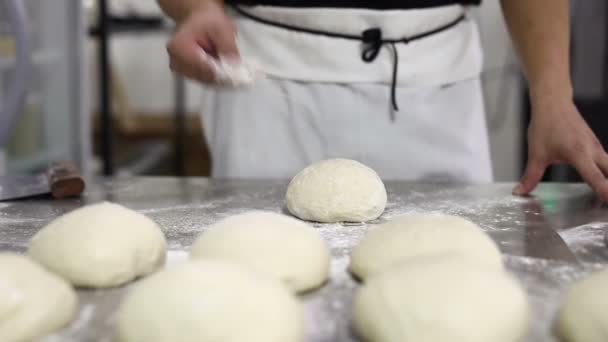 Szef Kuchni Tworząc Ciasto Powierzchni Mąki Ugniatając Rękami — Wideo stockowe