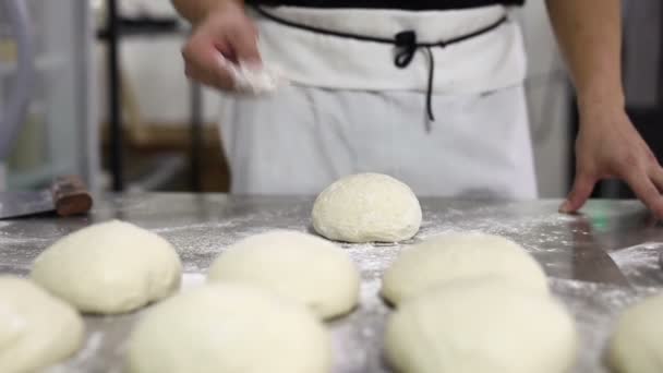 Chef Formant Pâte Sur Une Surface Farinée Pétrissant Avec Ses — Video