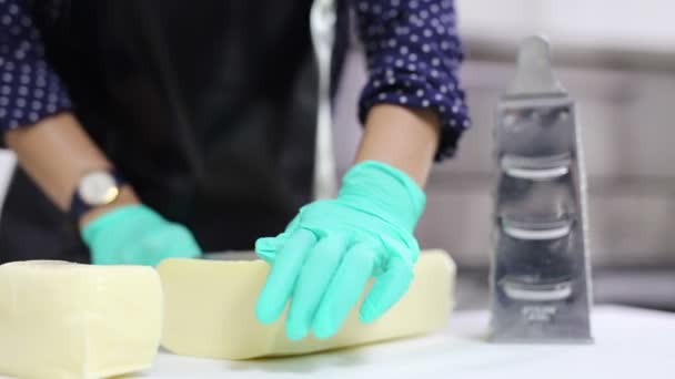 女厨师或家庭主妇用刀割奶酪和碎奶酪 — 图库视频影像