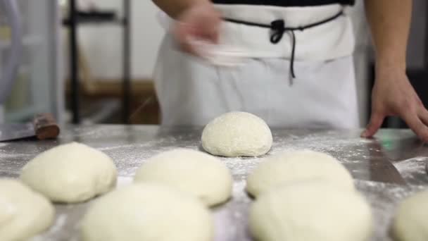 Szef Kuchni Tworząc Ciasto Powierzchni Mąki Ugniatając Rękami — Wideo stockowe