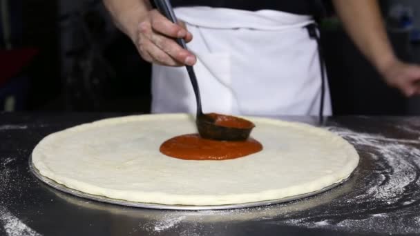 Chef Poniendo Salsa Tomate Pizza Cocina — Vídeo de stock