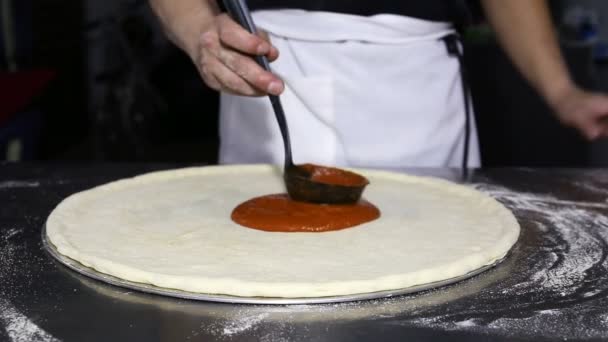 Koch Legt Tomatensauce Auf Die Pizza Der Küche — Stockvideo