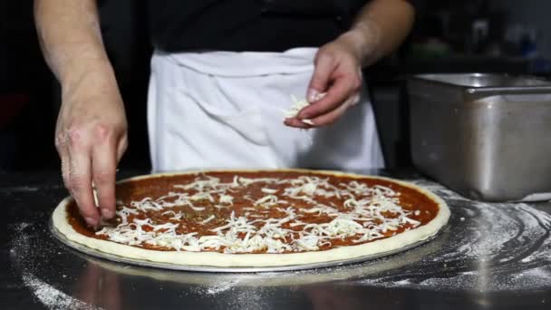 Chef Zet Geraspte Kaas Deeg Tijdens Bereiding Pizza Pizzeria — Stockvideo