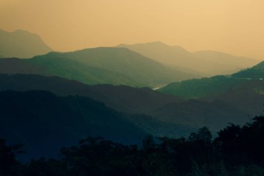Yaz mevsimi dağ katmanları gün batımında manzara.