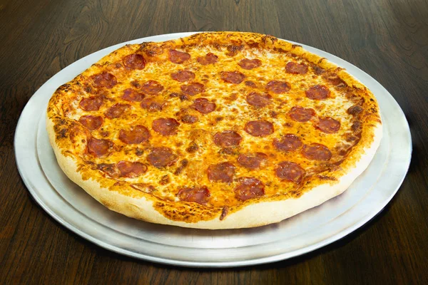 Friss pepperoni pizza a woooden asztalon az étteremben. — Stock Fotó