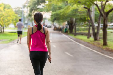 Çekici kadınlar parkta yürüyüş yaparlar..