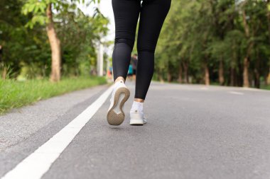 Yakın mesafe sporcuları spor ayakkabıları sabah yaya olarak yürürler..