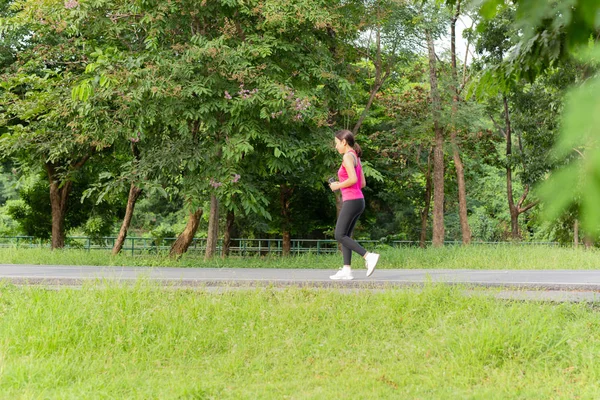 Deporte de fitness mujer corriendo por el sendero en el parque por la mañana . — Foto de Stock