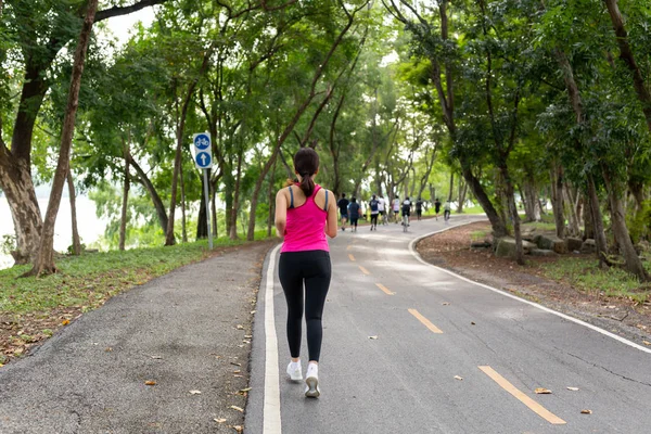 Fitness deportista de ejercicio corriendo por el sendero del parque por la mañana . — Foto de Stock