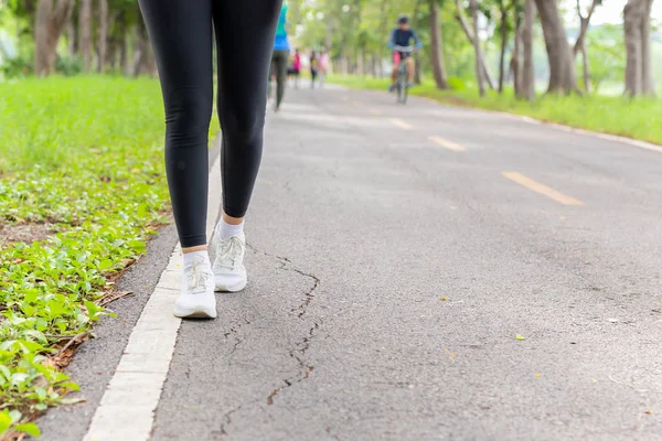 Gimnasio piernas de mujer ejercicio caminar en el sendero del parque por la mañana . — Foto de Stock