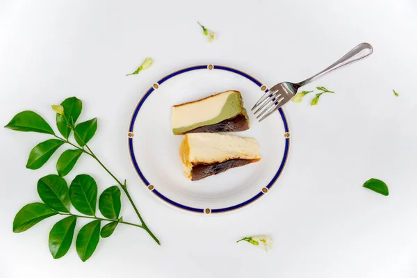 Rebanada Pastel Queso Quemado Vasco Plato Con Tenedor Postre Sobre —  Fotos de Stock