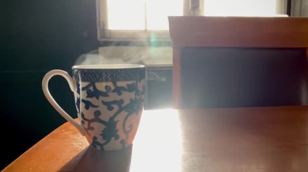 Hafif Kahve Fincanının Içinde Ahşap Masa Üzerinde Güneş Işığı Olan — Stok video