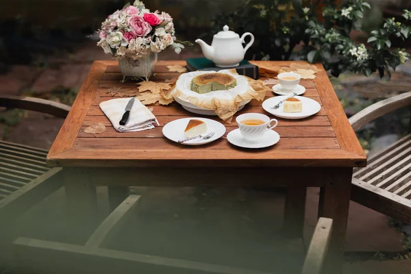 Tarde Chá Basco Cheesecake Queimado Xícara Chá Com Bule Mesa — Fotografia de Stock