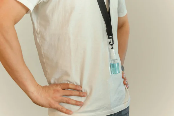 Novo Homem Normal Com Spray Álcool Garrafa Pescoço Com Alça — Fotografia de Stock