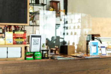 Yeni normal plastik bölme tezgahı, kafede enfeksiyonlulara karşı korur.