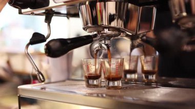Barista kahve makinesinden taze kahve yapıyor..