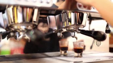 Barista kahve makinesinden taze kahve yapıyor..