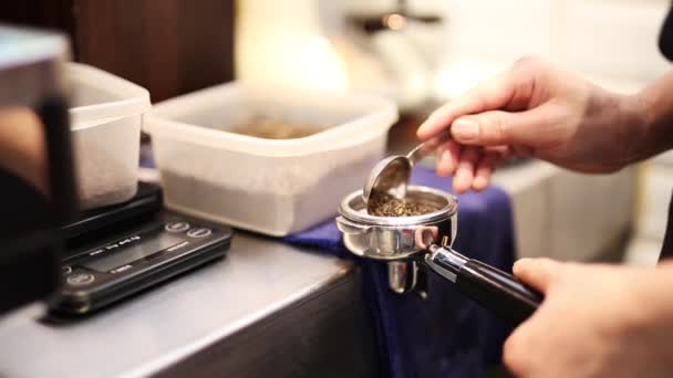 Barista Colocando Chá Uma Adulteração Para Fazer Chá Gelado — Vídeo de Stock