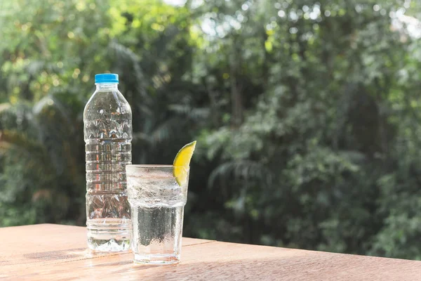 Verfrissend Glas Water Met Schijfje Limoen Houten Tafel — Stockfoto