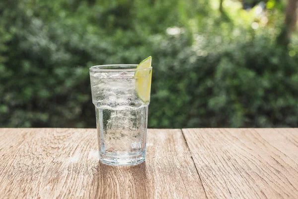 Glas Frisches Trinkwasser Und Scheibe Kalk Auf Holztisch — Stockfoto