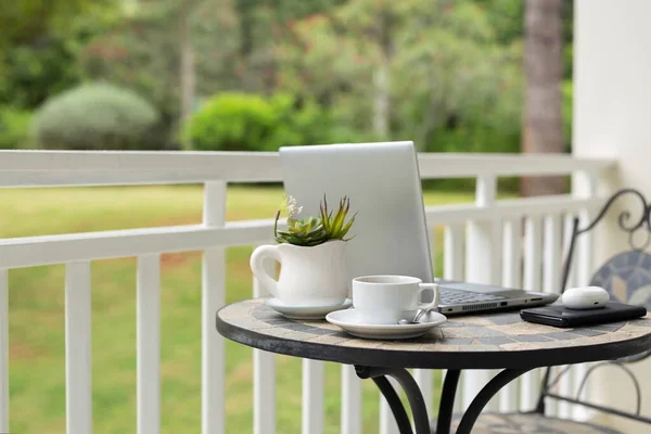 Bild Von Laptop Mit Kaffeetasse Und Pflanze Auf Tisch Balkon — Stockfoto