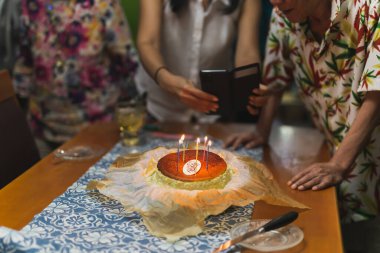 Babam aile partisinde doğum günü pastası mumlarını söndürür.