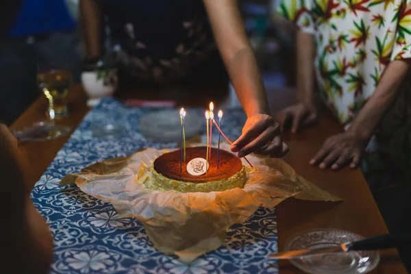 Hände Entzünden Die Kerzen Auf Einer Geburtstagstorte Mit Der Familie — Stockfoto