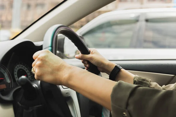 Γυναικεία Χέρια Στο Τιμόνι Ενός Αυτοκινήτου Κατά Την Οδήγηση Στο — Φωτογραφία Αρχείου