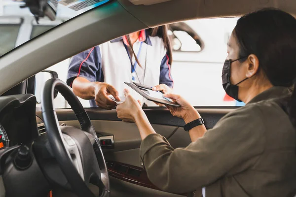 Kobieta Masce Ochronnej Samochodzie Płacącym Benzynę Kartą Kredytową Stacji Benzynowej — Zdjęcie stockowe
