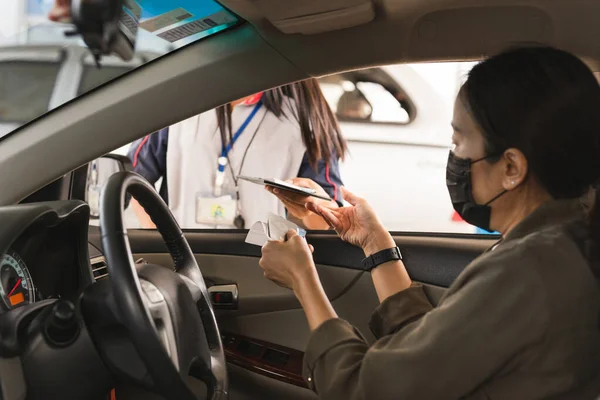 Kobieta Masce Ochronnej Samochodzie Płacącym Benzynę Kartą Kredytową Stacji Benzynowej — Zdjęcie stockowe