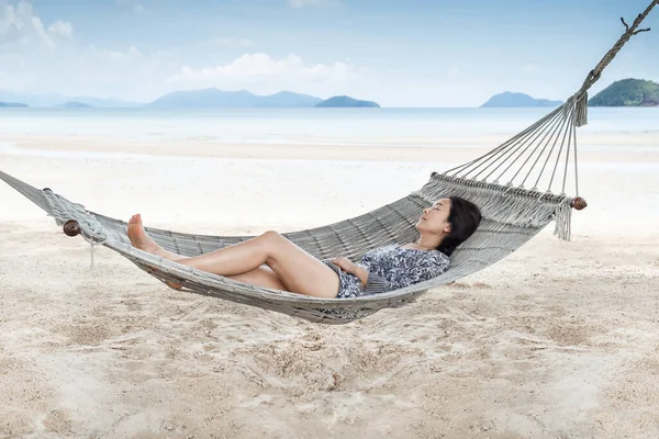 Piękna Kobieta Śpiąca Hamaku Plaży Moment Powołania — Zdjęcie stockowe