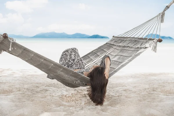Mulher Relaxante Rede Praia Tropical Férias Verão — Fotografia de Stock
