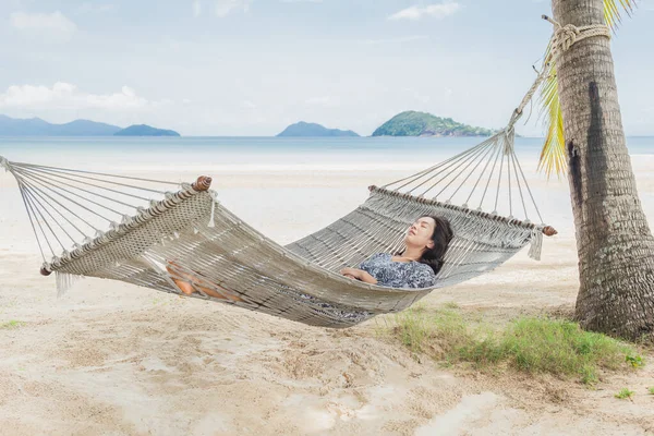 Sahilde hamakta uyuyan güzel bir kadın.