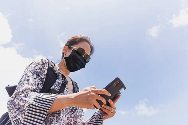 Tourist Woman Protective Face Mask Using Mobile Phone Outdoor — Stock Photo, Image