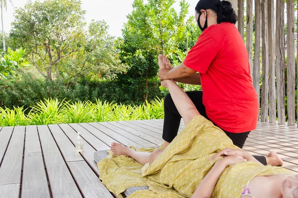 Tayland masajı yaptıran yeni bir kadın.