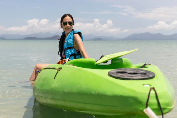 Turystka Siedzi Kajaku Patrzeć Pięknej Tropikalnej Plaży Wakacjach — Zdjęcie stockowe